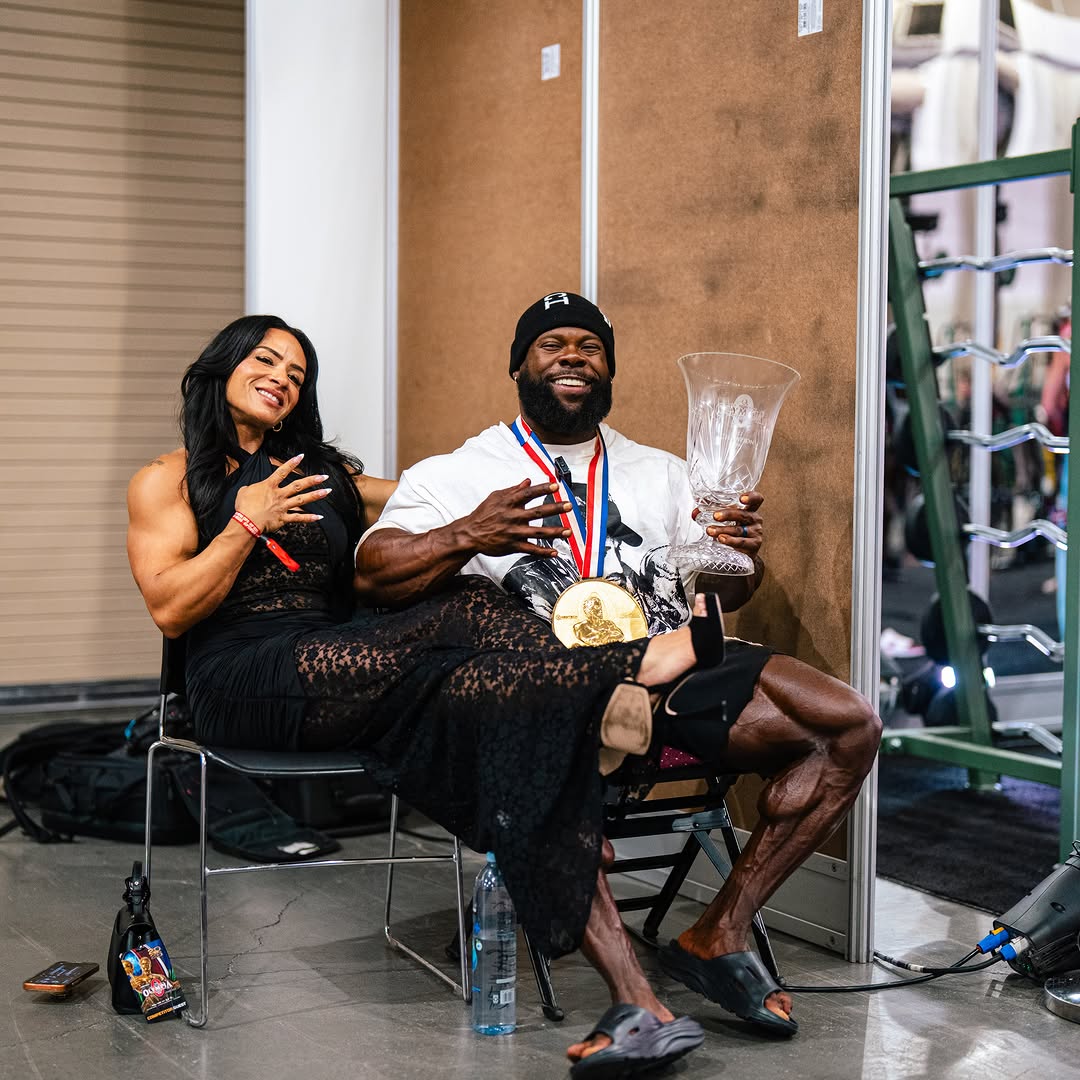 Keone Pearson celebrando uma conquista com troféu e medalha