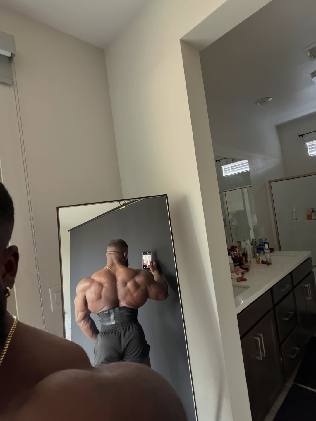 Keone Pearson observando sua preparação no espelho